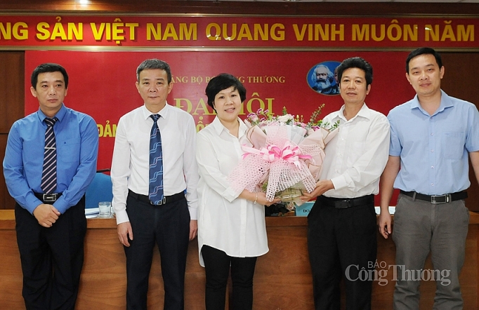 Đảng bộ Báo Công Thương: Xây dựng Đảng bộ trong sạch, vững mạnh, phát triển bền vững xay dung dang bo trong sach vung manh phat trien ben vung