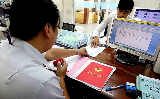 dinh chi cong tac can bo thue quan 12 tp ho chi minh