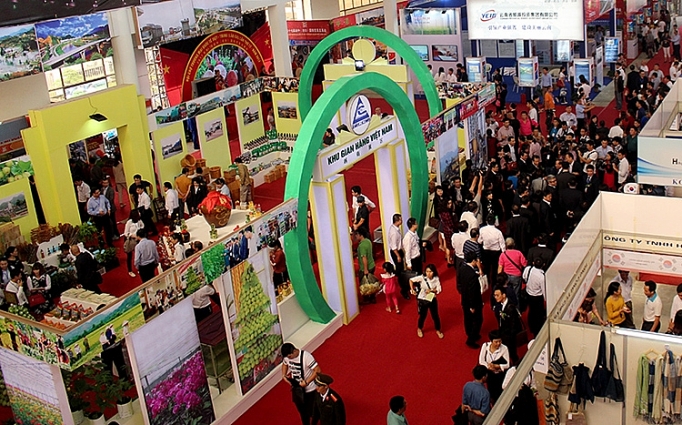 ho tro 100 phi doanh nghiep sang ha khau tham du hoi cho