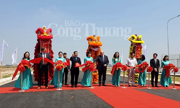 rac thai nhua lam duong giao thong mot giai phap huu ich