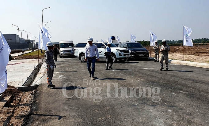 rac thai nhua lam duong giao thong mot giai phap huu ich