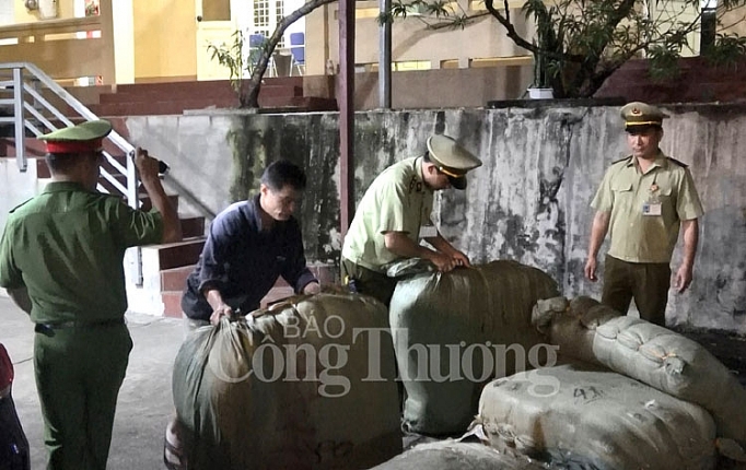 "Nóng" chặn hàng lậu qua Trạm Kiểm soát liên hợp Dốc Quýt nong chan hang lau qua tram kiem soat lien hop doc quyt