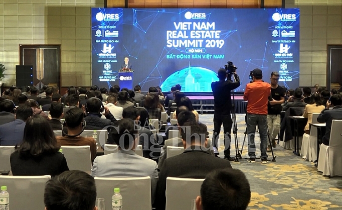 thi truong bat dong san kho khan va suy giam trien vong