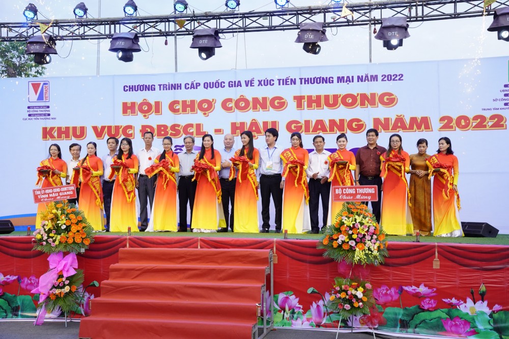 undefined Khai mạc Hội chợ Công Thương khu vực Đồng bằng sông Cửu Long - Hậu Giang 2022