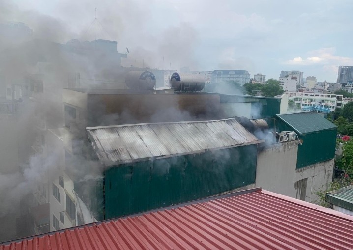 Nóng: Cháy lớn tại quán karaoke 6 tầng ở quận Cầu Giấy, Hà Nội Nóng: Cháy lớn tại quán karaoke 6 tầng ở quận Cầu Giấy, Hà Nội