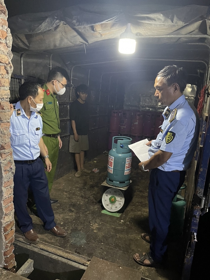 Hà Nội: Phát hiện điểm chiết, nạp khí dầu mỏ hóa lỏng không có giấy chứng nhận đủ điều kiện theo quy định