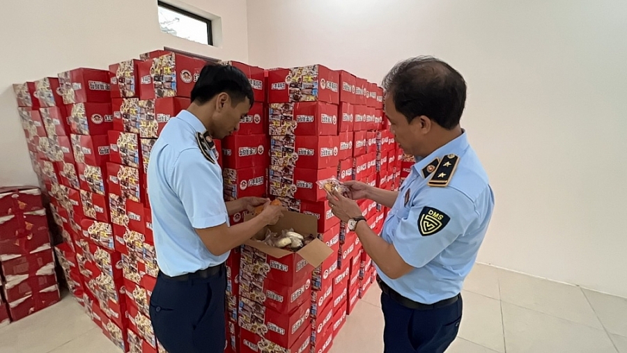 Quản lý thị trường Hà Nội: Tạm giữ hàng nghìn thùng bánh bông lan nghi nhập lậu
