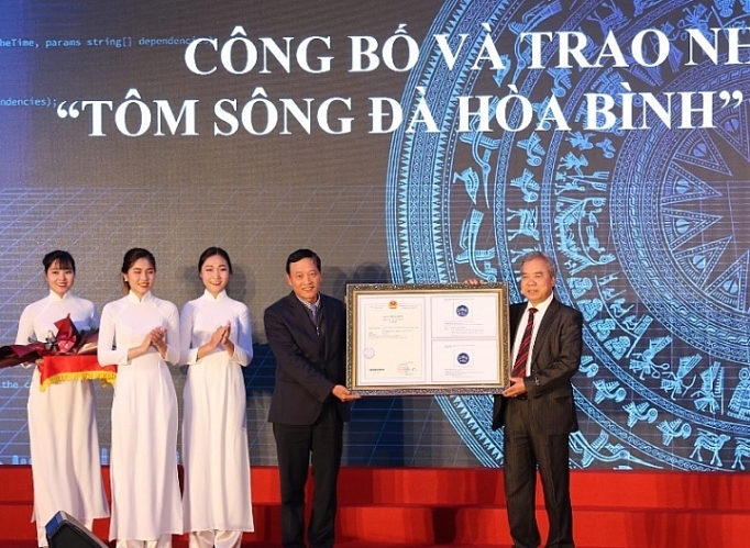 Tôm, cá sông Đà, Hòa Bình được trao chứng nhận nhãn hiệu tom ca song da hoa binh duoc trao chung nhan nhan hieu