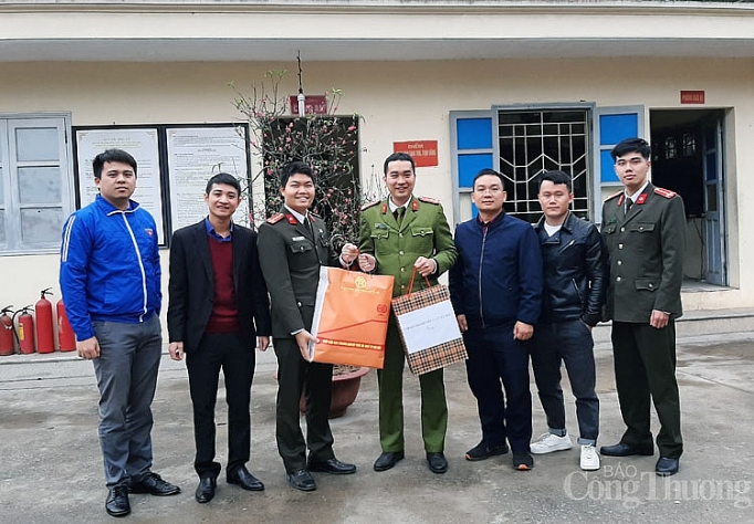 ha noi tham hoi cac gia dinh liet si doan vien thanh nien cong an dip tet nguyen dan