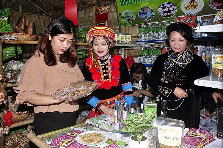 Người tiêu dùng mua đặc sản vùng miền