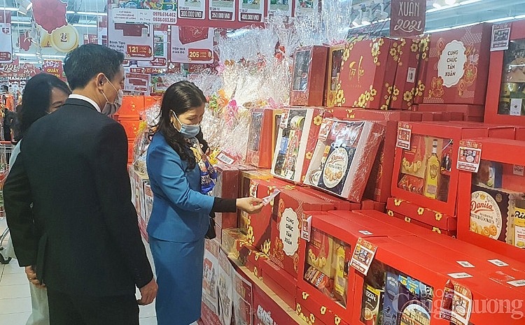 hàng hóa đã được bày trên kệ của các siêu thị phục vụ người tiêu dùng