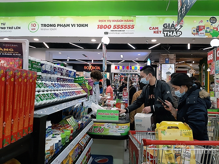 Khu thanh toán tại siêu thị Big C Thăng Long không quá đông, người tiêu dùng và nhân viên bán hàng đều nghiêm túc thực hiện việc đeo khẩu trang chống dịch Covid-19