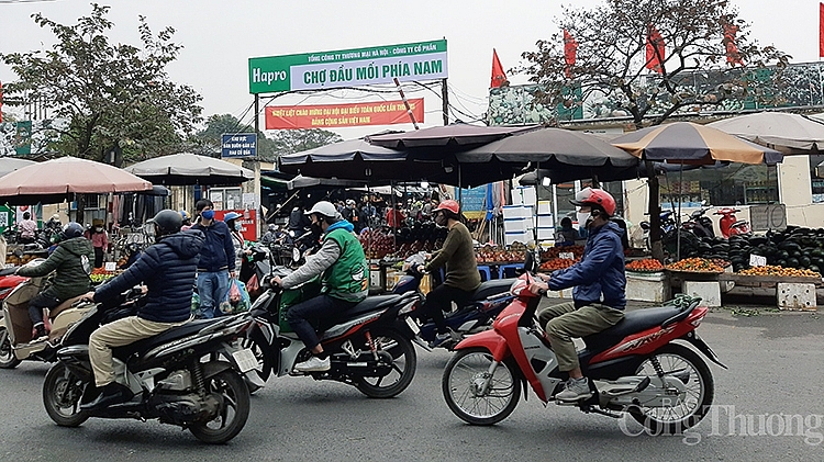 Chợ đầu mối phía Nam tấp nập người ra vào