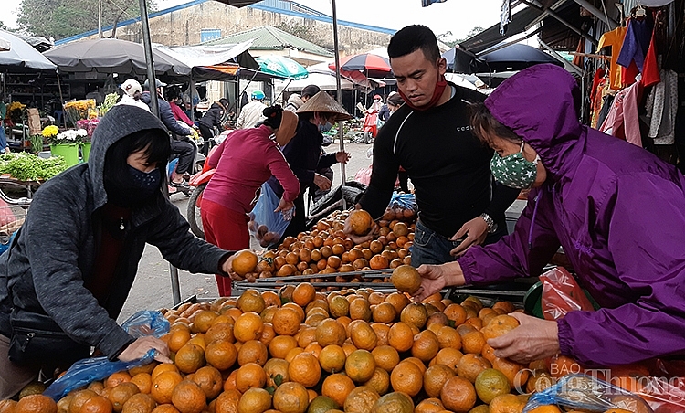 Người dân tuân thủ việc đeo khẩu trang phòng chống dịch Covid-19