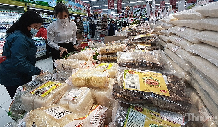 Quầy hàng đồ khô cũng thu hút khách hàng, tuy nhiên, không quá đông