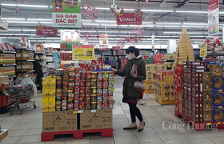 Người tiêu dùng đến mua sắm tại Vinmart Võ Thị Sáu
