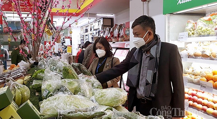 Ông Đàm Tiến Thắng - Phó Giám đốc Sở Công Thương Hà Nội và lực lượng chức năng kiểm tra vệ sinh an toàn thực phẩm tại siêu thị Vinmart (quận Thanh Xuân ngày 10/1) Ông Đàm Tiến Thắng - Phó Giám đốc Sở Công Thương Hà Nội và lực lượng chức năng kiểm tra vệ sinh an toàn thực phẩm tại siêu thị Vinmart (quận Thanh Xuân ngày 10/1)
