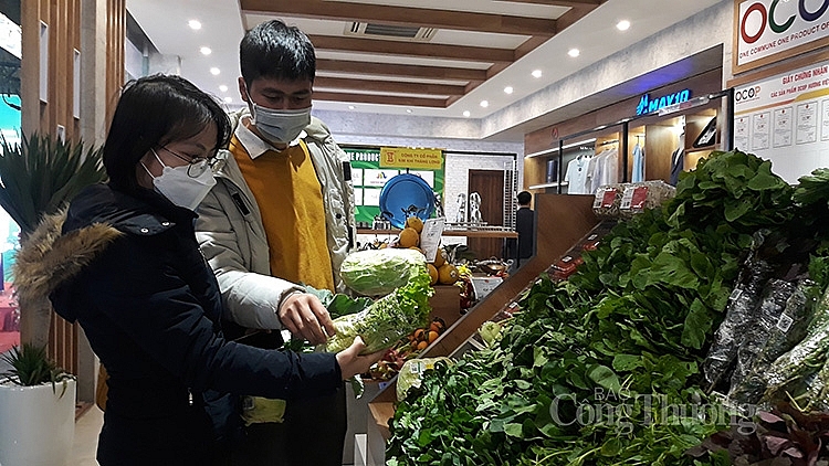 người tiêu dùng thăm quan mua sản phẩm tại khai trương Điểm giới thiệu và bán sản phẩm OCOP tại địa chỉ 183 Ngô Gia Tự