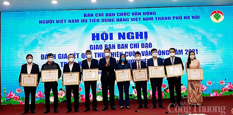 Trao tặng bằng khen Trao tặng bằng khen