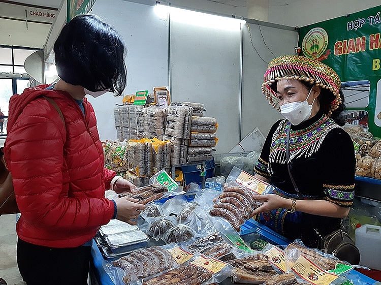 Người tiêu dùng mua sắm sản phẩm tại Hội chợ Người tiêu dùng mua sắm sản phẩm tại Hội chợ
