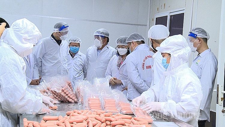 Đoàn công tác Bộ Nông nghiệp và Phát triển nông thôn đã kiểm tra thực tế công tác chế biến thực phẩm tại Công ty cổ phần thực phẩm Vinh Anh (huyện Thường Tín). Đoàn công tác Bộ Nông nghiệp và Phát triển nông thôn đã kiểm tra thực tế công tác chế biến thực phẩm tại Công ty cổ phần thực phẩm Vinh Anh (huyện Thường Tín).