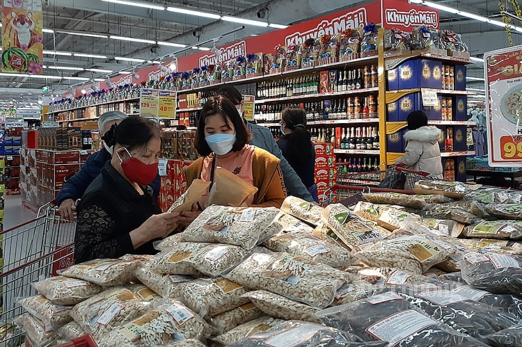 Người tiêu dùng mua sắm hàng hóa