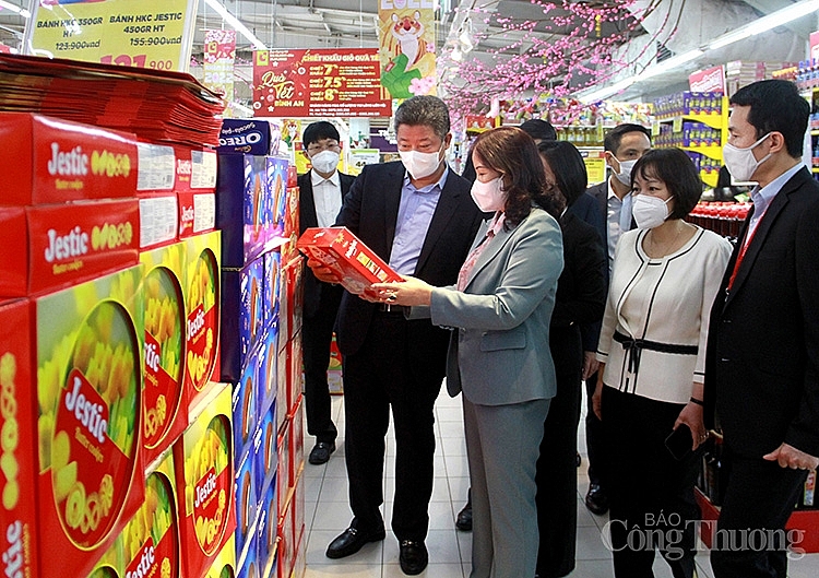 Kiểm tra công tác chuẩn bị hàng hóa tại siêu thị Big C Thăng Long