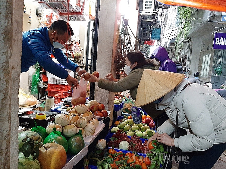 Người tiêu dùng mua hoa quả bày mâm ngũ quả Người tiêu dùng mua hoa quả bày mâm ngũ quả