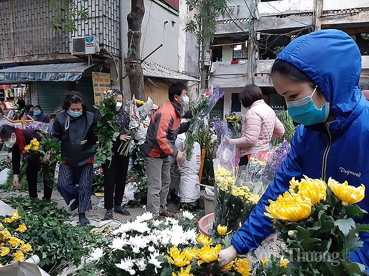 Hoa tươi là thứ không thể thiếu trong ngày Tết Nguyên đán. Giá hoa tươi năm nay khá cao Hoa tươi là thứ không thể thiếu trong ngày Tết Nguyên đán. Giá hoa tươi năm nay khá cao