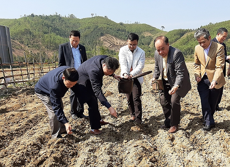 lãnh đạo Trung tâm khuyến nông Quốc gia và Tập đoàn Quế Lâm đích thân xuống ruộng cùng bà con nông dân trỉa bắp ở huyện A Lưới, tỉnh Thừa Thiên Huế. 