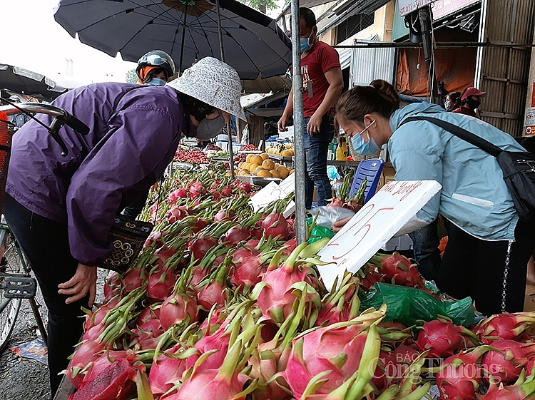 Hoa quả cũng được đông đảo người tiêu dùng mua sắm thắp hương ông Công, ông Táo Hoa quả cũng được đông đảo người tiêu dùng mua sắm thắp hương ông Công, ông Táo