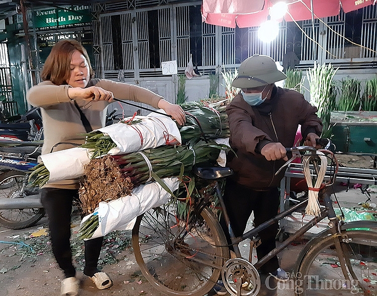 tại chợ hoa Quảng An, tiểu thương đi buôn hoa lay ơn về để bán lẻ. Hoa được người bán buộc cẩn thận trên chiếc xe đạp phượng hoàng.