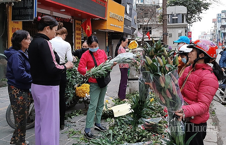 Hoa tươi đắt khách, hoa ly giá khá rẻ, 10.000 đồng/cành