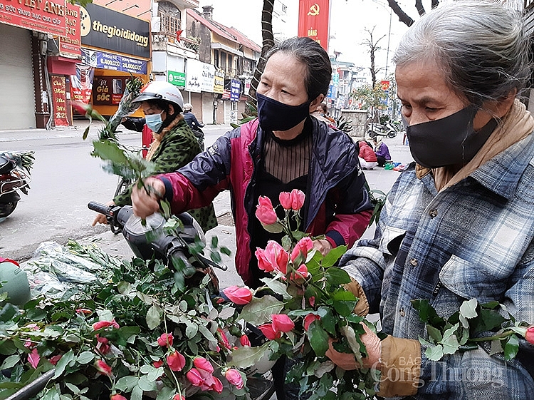 Hoa hồng cũng được đông đảo người dân chọn mua, hoa rất tươi.