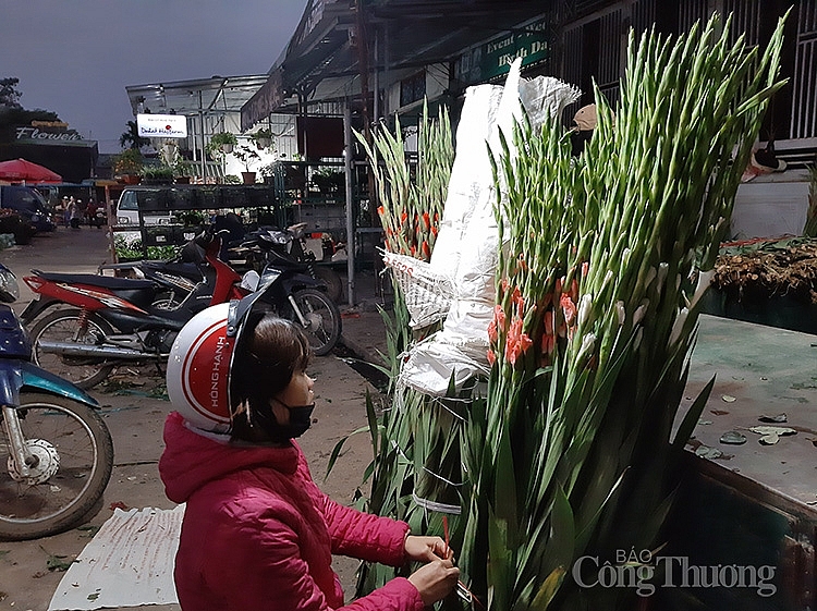 Người tiêu dùng lên chợ Quảng An mua hoa thắp hương ngày mùng 3 Tết