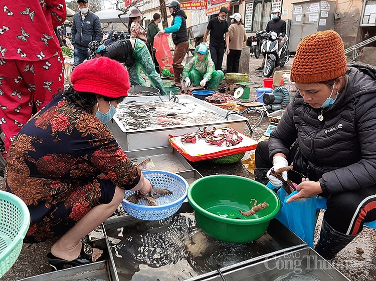 Thủy sản bán tại chợ đầu mối phía Nam đắt khách, tôm sú loại to bán với giá 600.000 đồng/kg