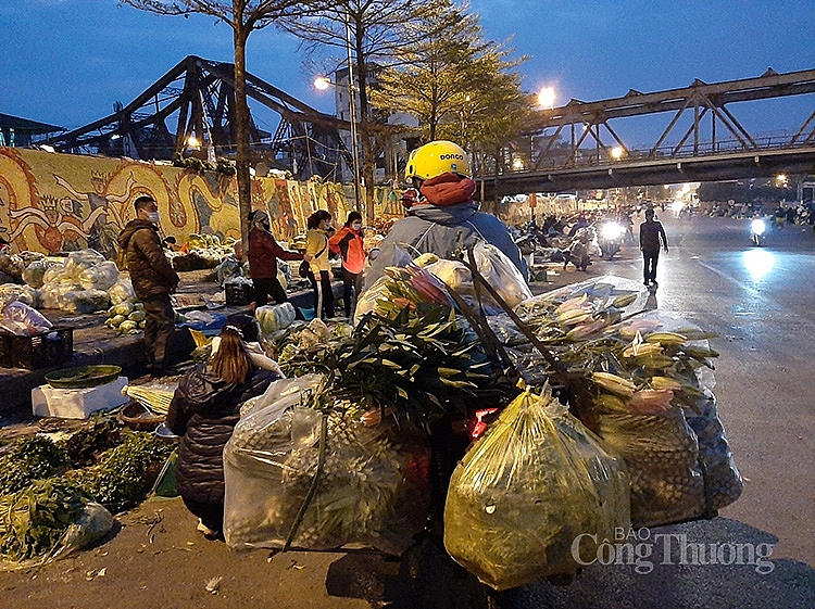 Từ sáng sớm tinh mơ, rau xanh được tiểu thương buôn từ chợ Long Biên về bán lẻ tại các chợ dân sinh