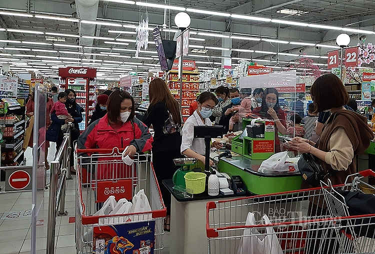 tại quầy thanh toán, công tác đeo khẩu trang được tuân thủ nghiêm