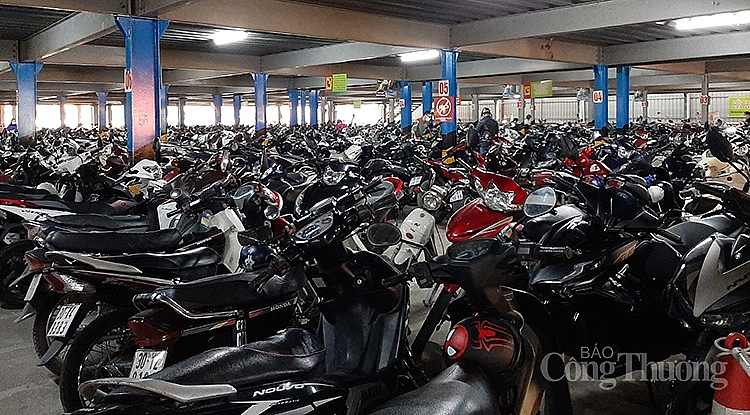 Bãi xe siêu thị Big C Thăng Long chiều mùng 3 Tết Tân Sửu