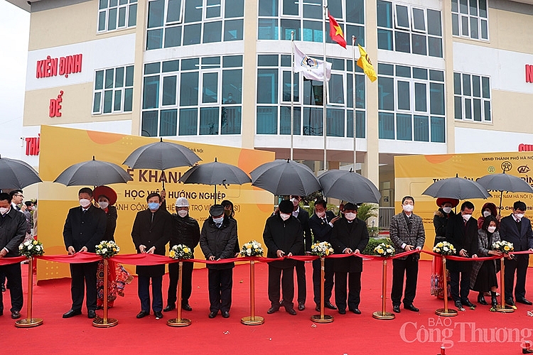 Các đại biểu dự lễ khánh thành Học viện Hướng nghiệp ngành công nghiệp hỗ trợ Hà Nội. Các đại biểu dự lễ khánh thành Học viện Hướng nghiệp ngành công nghiệp hỗ trợ Hà Nội.