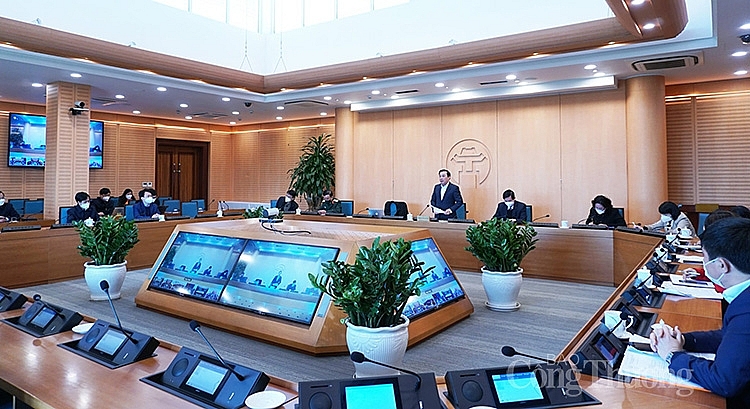 phiên họp trực tuyến với các quận, huyện, thị xã để triển khai quyết liệt hơn các biện pháp kiểm soát dịch bệnh Covid-19