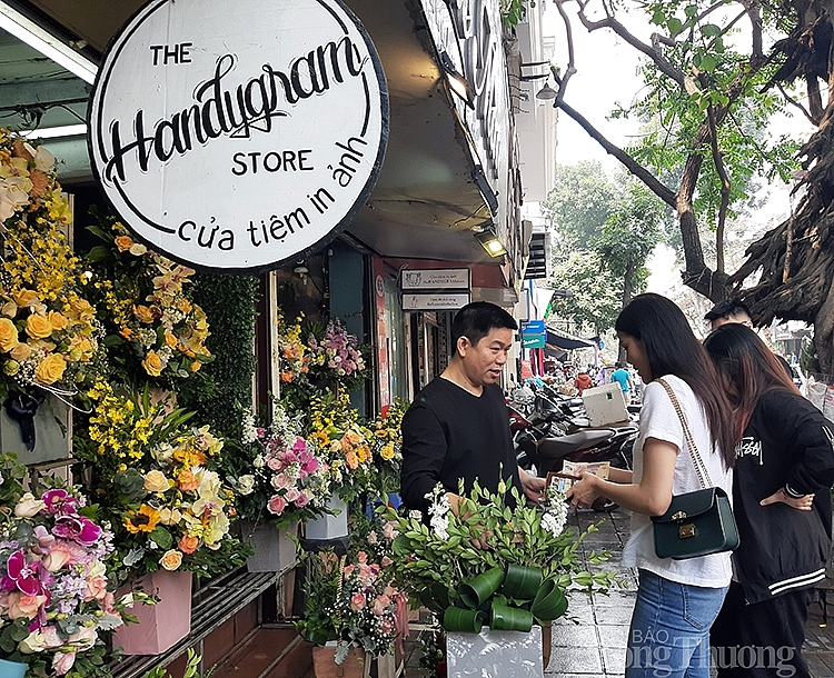 Khách mua lẵng hoa tươi tại cửa hàng trên phố Ngô Thì Nhậm
