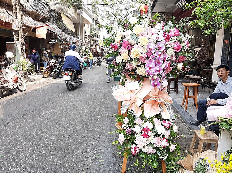 Lãng hoa tươi 2 tầng có giá 2.500.000 đồng được khách đặt mua từ trước