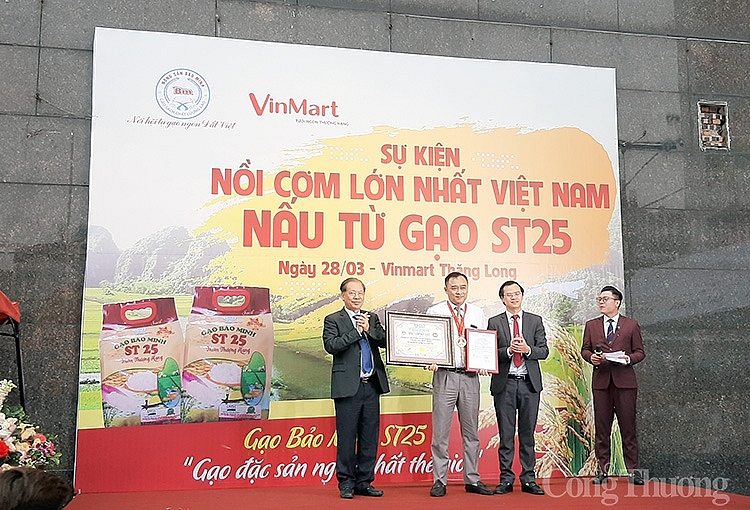 Đại diện Vietkings trao chứng nhận và kye niệm chương cho Công ty Bảo Minh Đại diện Vietkings trao chứng nhận và kye niệm chương cho Công ty Bảo Minh