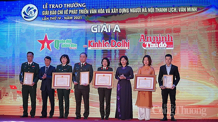 Đồng chí Phó Bí thư Thường trực Thành ủy Nguyễn Thị Tuyến và Phó Chủ tịch Hội Nhà báo Việt Nam Nguyễn Đức Lợi trao giải A Giải báo chí về phát triển văn hóa và xây dựng người Hà Nội thanh lịch, văn minh cho các tác giả, nhóm tác giả Đồng chí Phó Bí thư Thường trực Thành ủy Nguyễn Thị Tuyến và Phó Chủ tịch Hội Nhà báo Việt Nam Nguyễn Đức Lợi trao giải A Giải báo chí về phát triển văn hóa và xây dựng người Hà Nội thanh lịch, văn minh cho các tác giả, nhóm tác giả