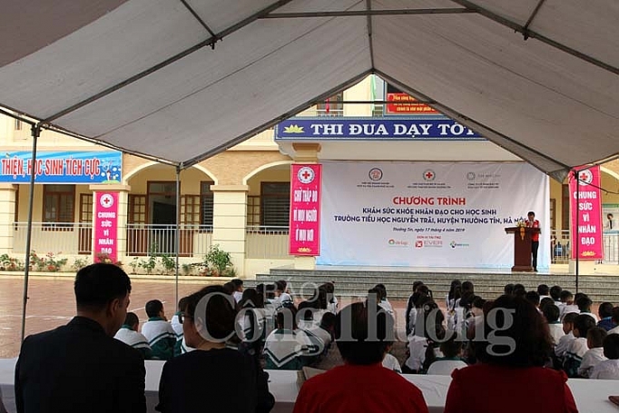 chia se yeu thuong va giup cac em nho co mot suc khoe tot de hoc tap