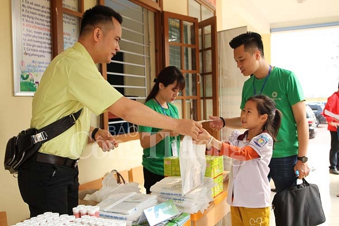 chia se yeu thuong va giup cac em nho co mot suc khoe tot de hoc tap