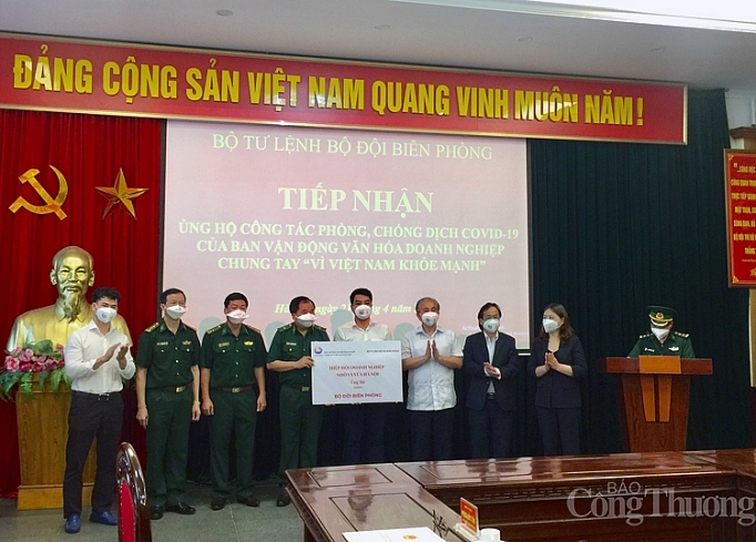 trao tang chien si bo doi bien phong vat tu trang thiet bi y te phong chong dich covid 19