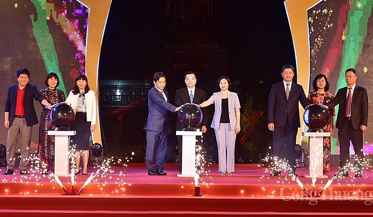 Các đồng chí lãnh đạo Trung ương và thành phố Hà Nội thực hiện nghi thức khai mạc Lễ hội Du lịch và Văn hóa ẩm thực Hà Nội 2021 Các đồng chí lãnh đạo Trung ương và thành phố Hà Nội thực hiện nghi thức khai mạc Lễ hội Du lịch và Văn hóa ẩm thực Hà Nội 2021