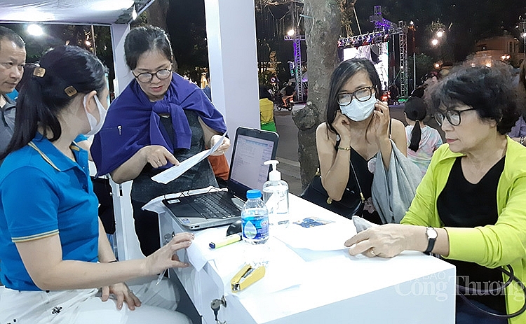 Nhằm tạo điều kiện cho người dân tới các điểm du lịch trên toàn quốc, trong những ngày diễn ra lễ hội, DN hàng không sẽ đưa ra thị trường một lượng lớn vé máy bay giá rẻ. Nhằm tạo điều kiện cho người dân tới các điểm du lịch trên toàn quốc, trong những ngày diễn ra lễ hội, DN hàng không sẽ đưa ra thị trường một lượng lớn vé máy bay giá rẻ.